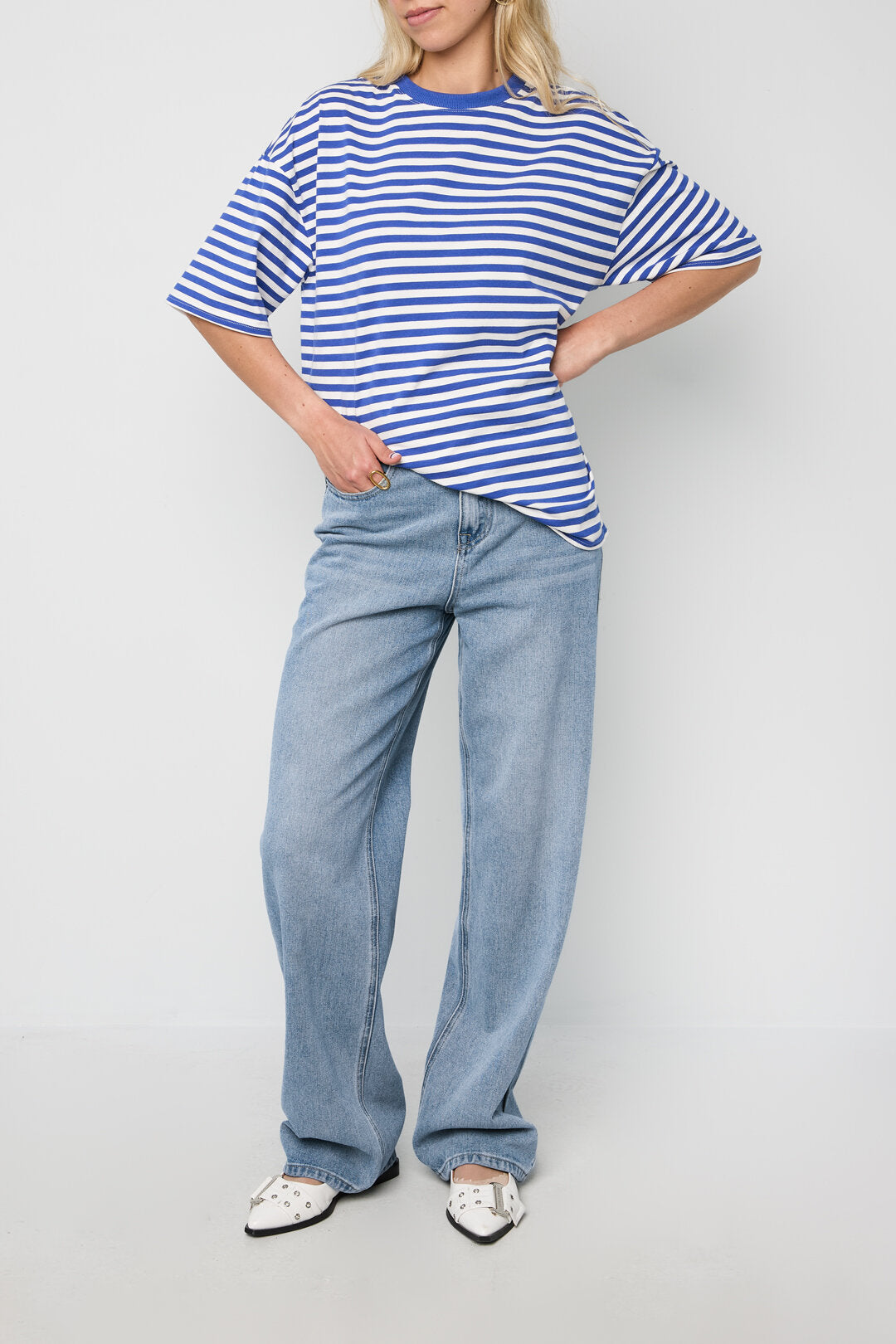 Het kleurrijke gestreepte T-shirt