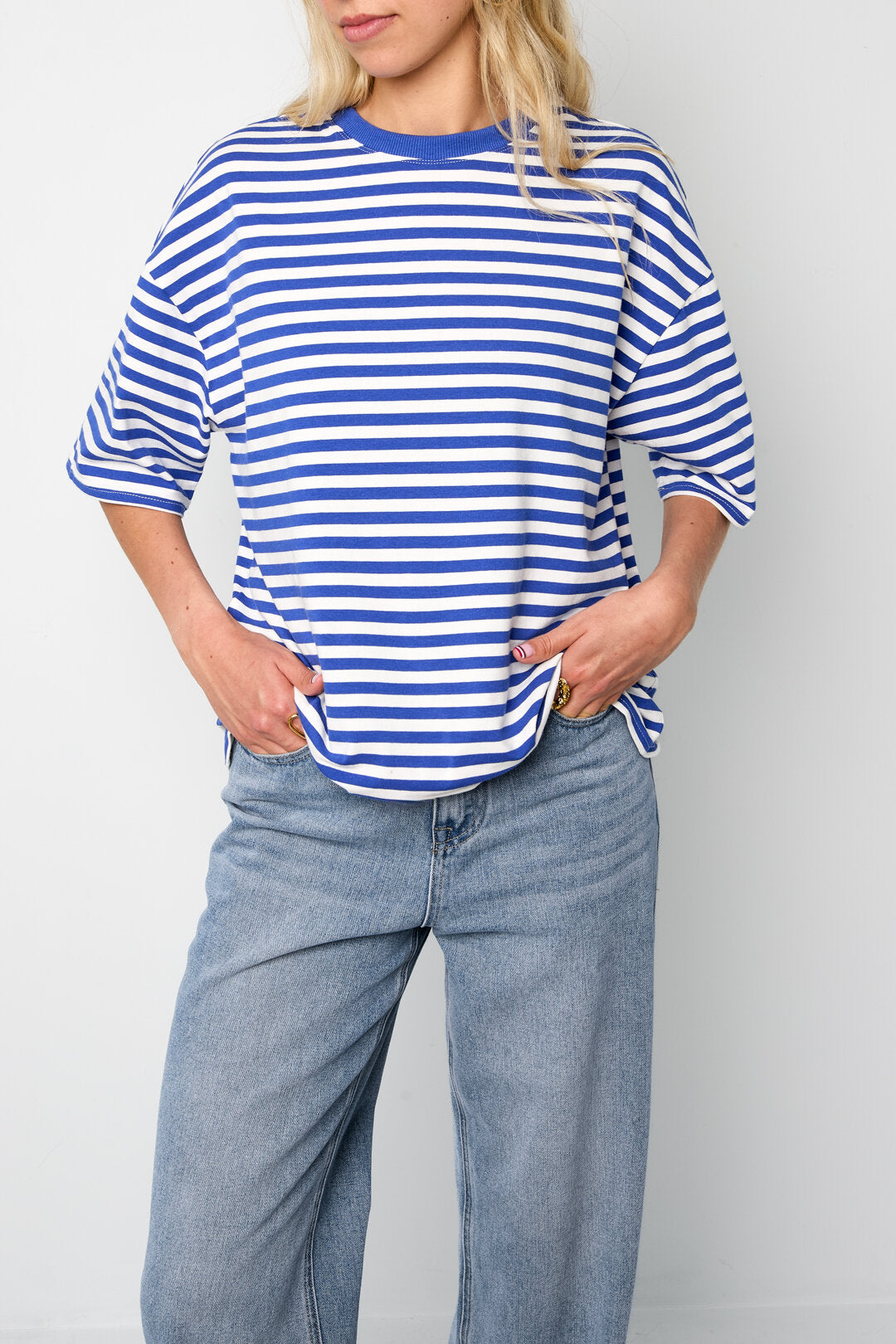 Het kleurrijke gestreepte T-shirt